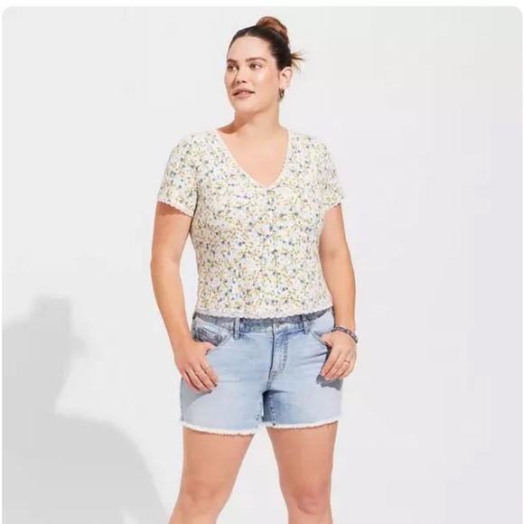 Torrid ditsy floral Fitted Supersoft Rib V-Neck Lace Trim Button Crop Tee 1X - Picture 2 of 9
